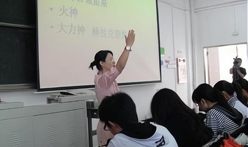 一堂未關的投影儀，照亮了教育的深意